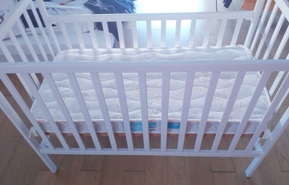 Cama e mesa cabeceira azul IKEA e Zippy branca criança