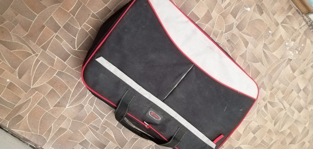 продається сумка середніх розмірів 38 на 58 на 18 см.замочок робить