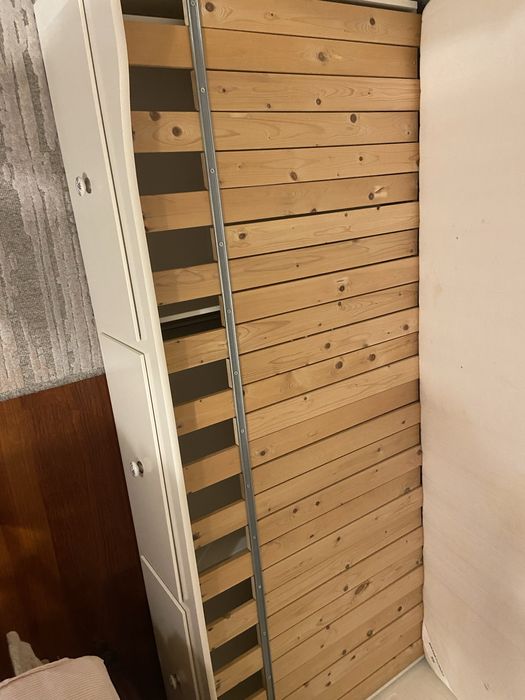 Cama  IKEA, estrado e 2 colchões oferta de edredão