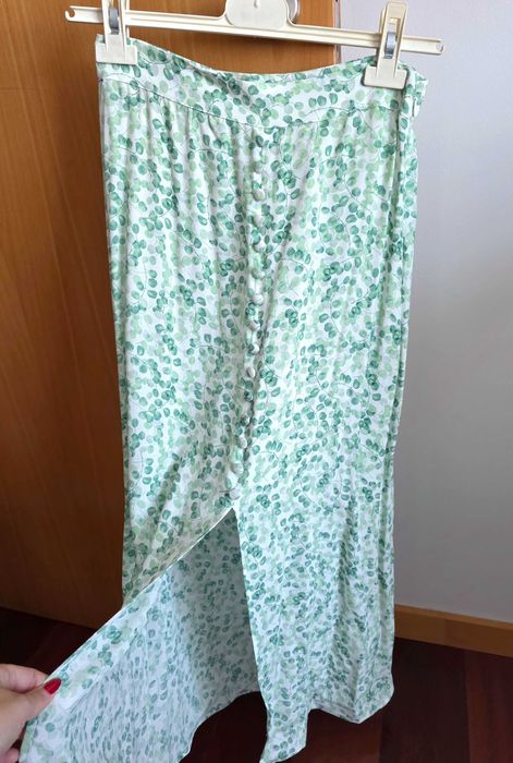 Saia midi verde e branca H&M 100% viscose, tamanho 36
