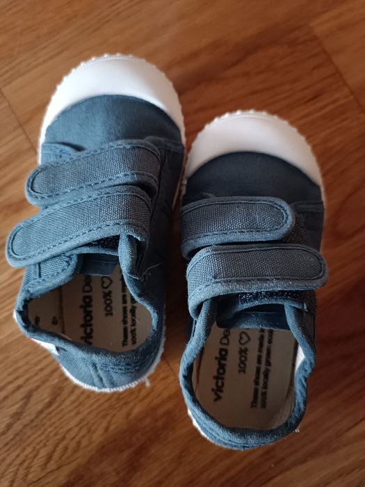 Tênis de lona azuis escuros barefoot