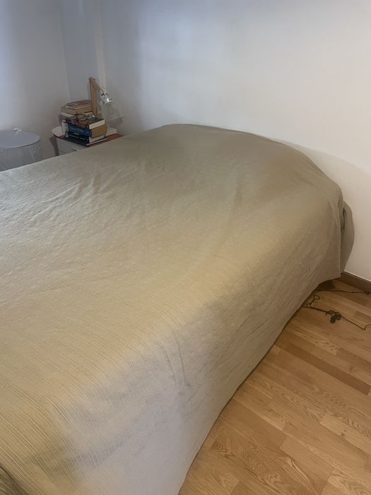 Cama com arrumação e colchão