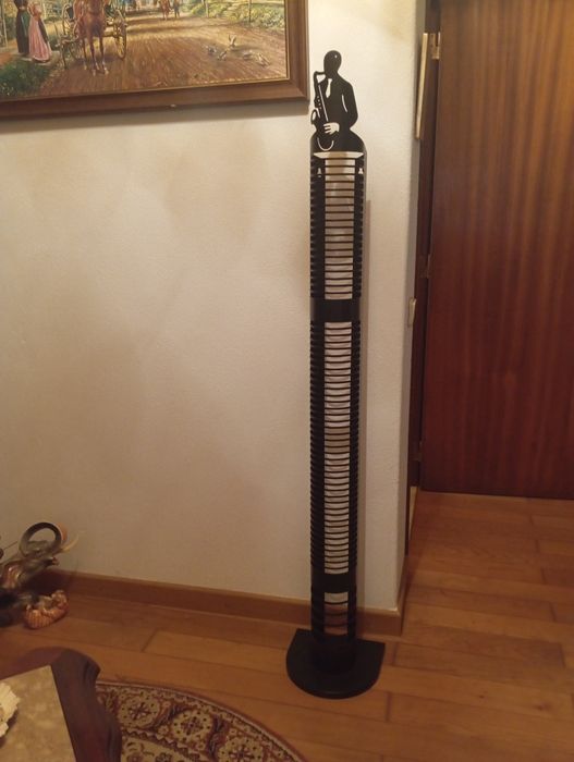 Suporte para cd's metálico ( modelo saxofone )