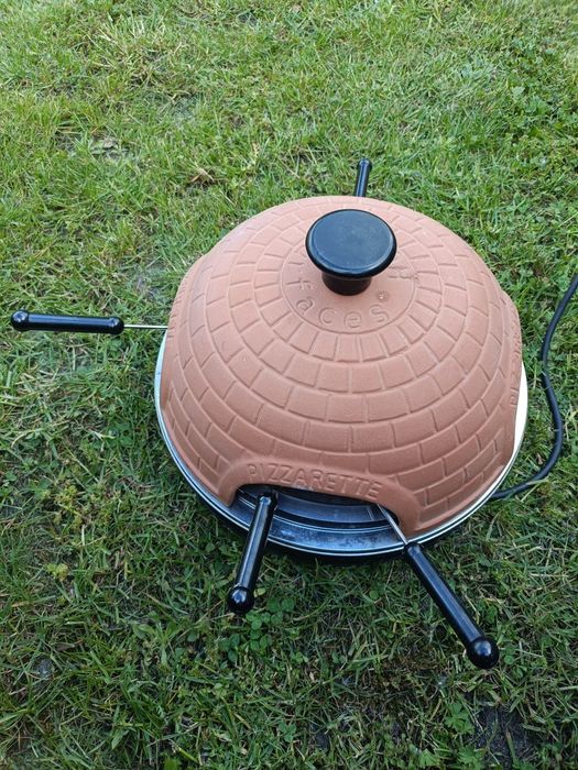 Piecyk do pieczenia pizzy na prąd elektryczny.