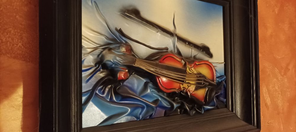 Obraz ze skóry w drewnianej ramie