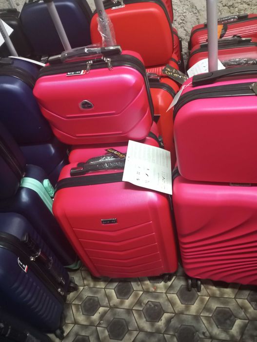 walizka mała kabinowa z abs na 4 kołach podróżna