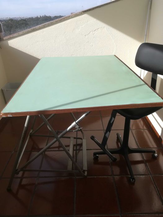 Estirador antigo estrutura em ferro e mesa em madeira