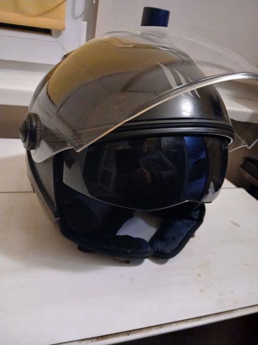 Продам мотошлем MT-Helmets с солнцезащитными очками размер XL