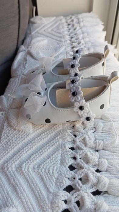 Sapatinho Feminino Branco e Preto para Bebé