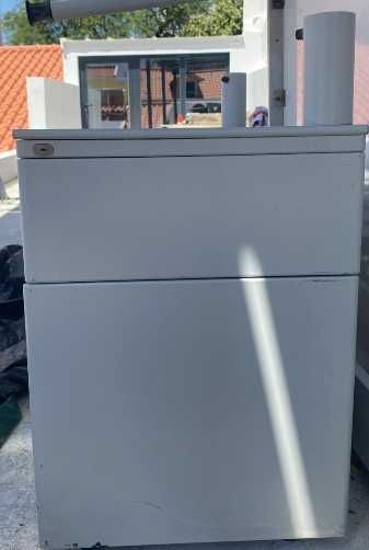 Secretária/ mesa de trabalho com módulo de gavetas