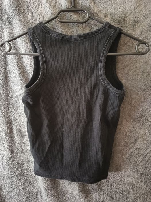 Czarny tank top na ramiączkach destination