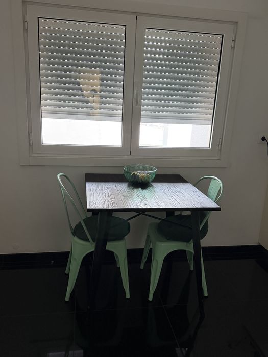 Mesa 80x80 em madeira de qualidade e pés de alumínio