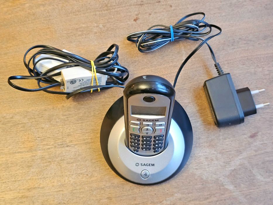 Telefon bezprzewodowy SAGEM D18 - baza, słuchawka, zasilacz