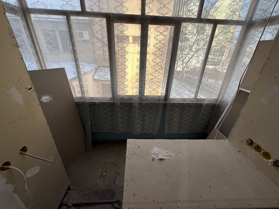 Центр міста. 2 поверх. 82м2. Частковий ремонт. Цегляний будинок