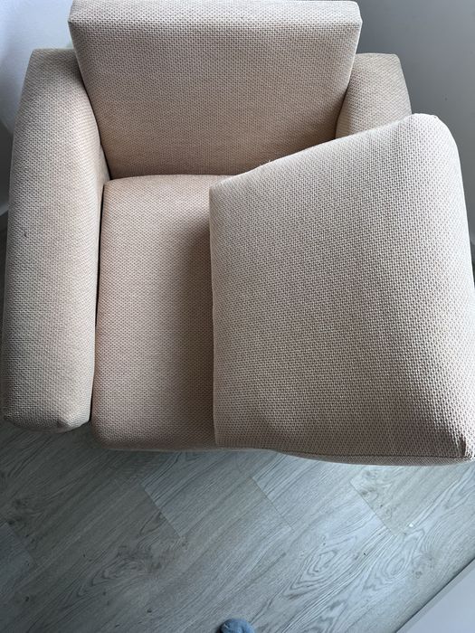 Vendo poltrona bege. Para desocupar.