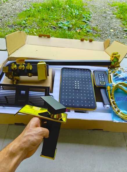 душова система чорна матова з золотими вставками та біде