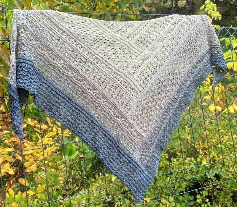 Chusta  robiona na szydełku, handmade w odcieniach kremu, beżu i szaro