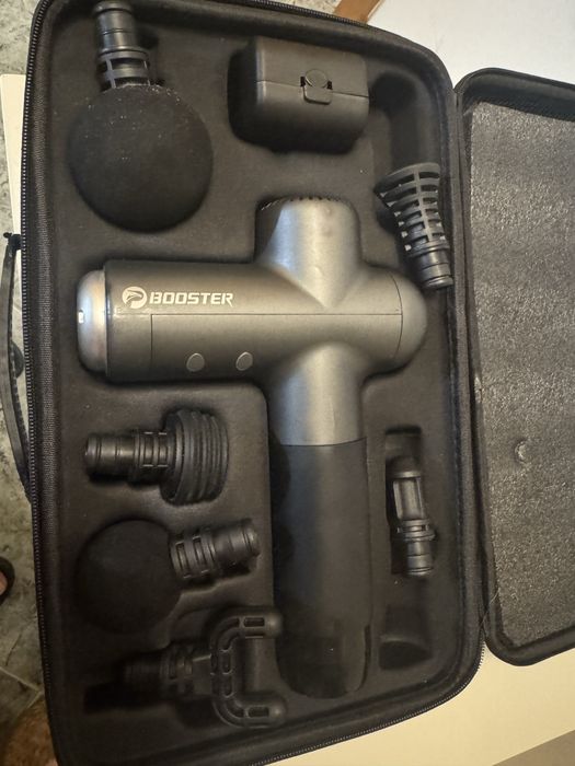 Pistola de massagem potente.