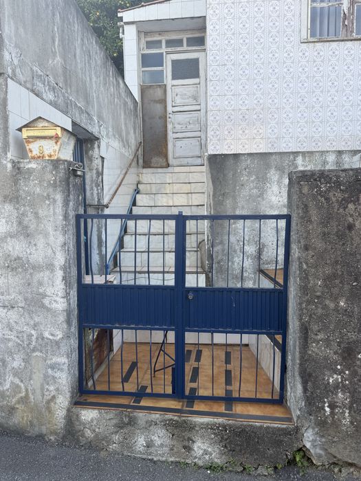 Moradia 4 Frentes à Estrada D. Miguel