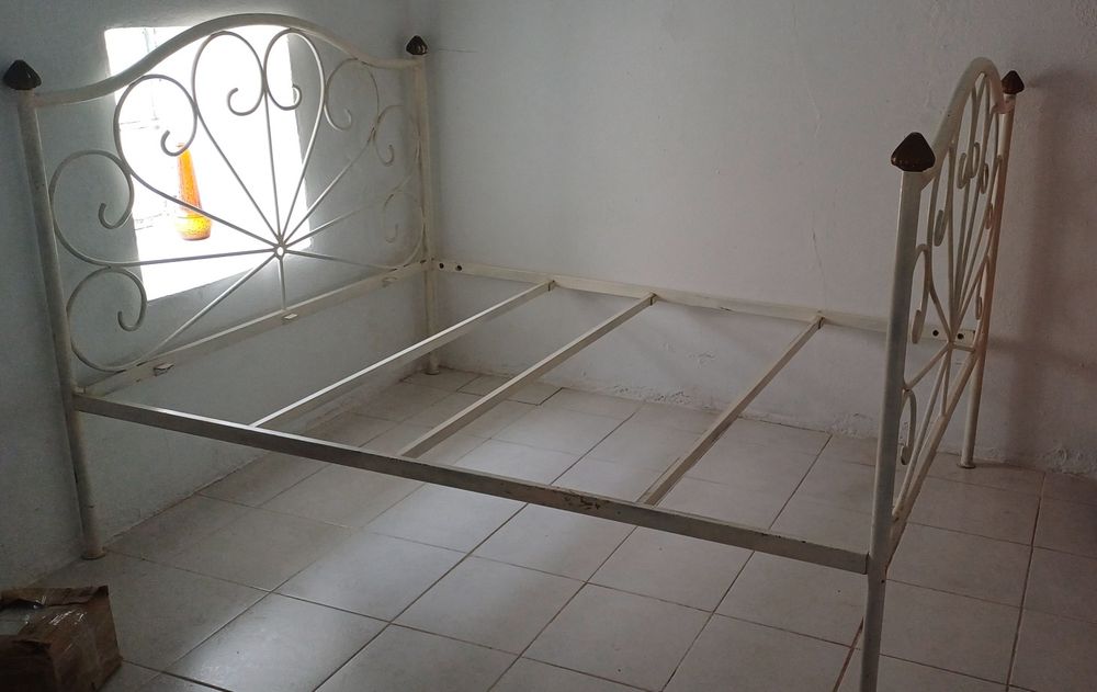 Cama em ferro cor creme