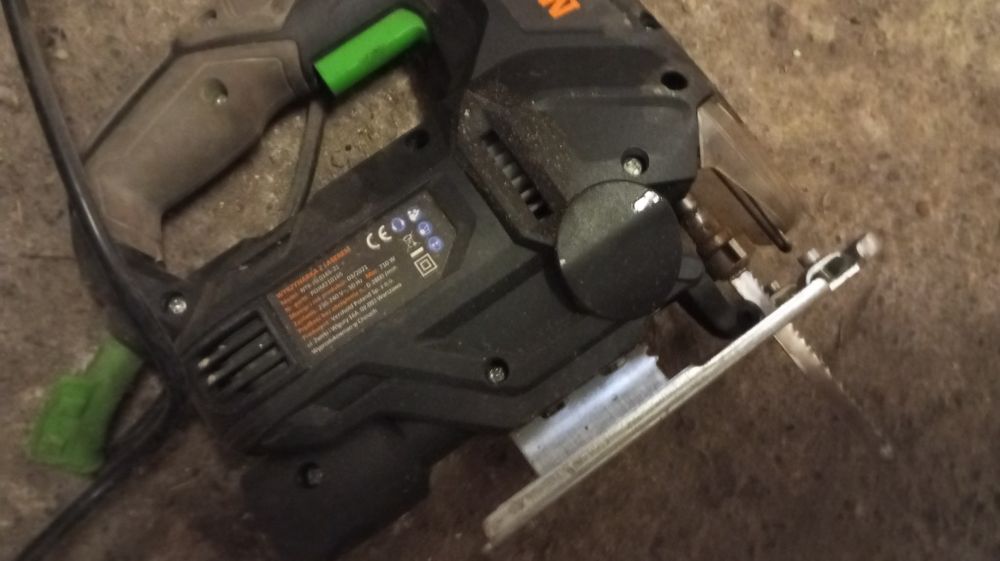 Wyrzynarka sieciowa marki Niteo Tools. 
Moc: 710 W.