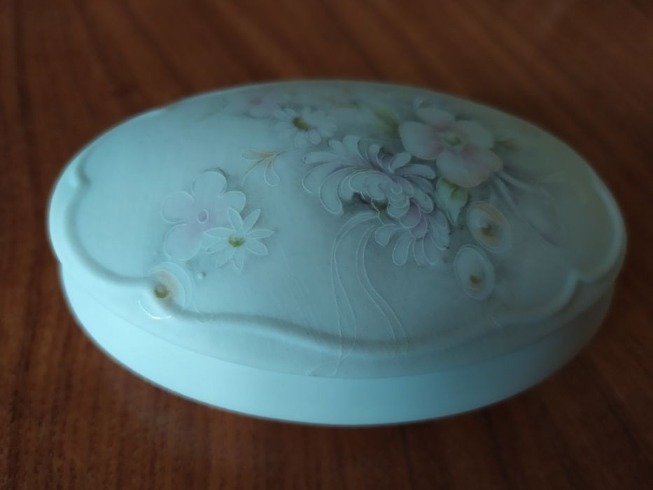 Дуже вишукана вінтажна порцелянова шкатулочка Le Roy Limoges