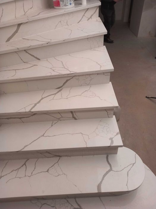 schody wewnętrzne marmur granit konglomerat blat parapety granitowe