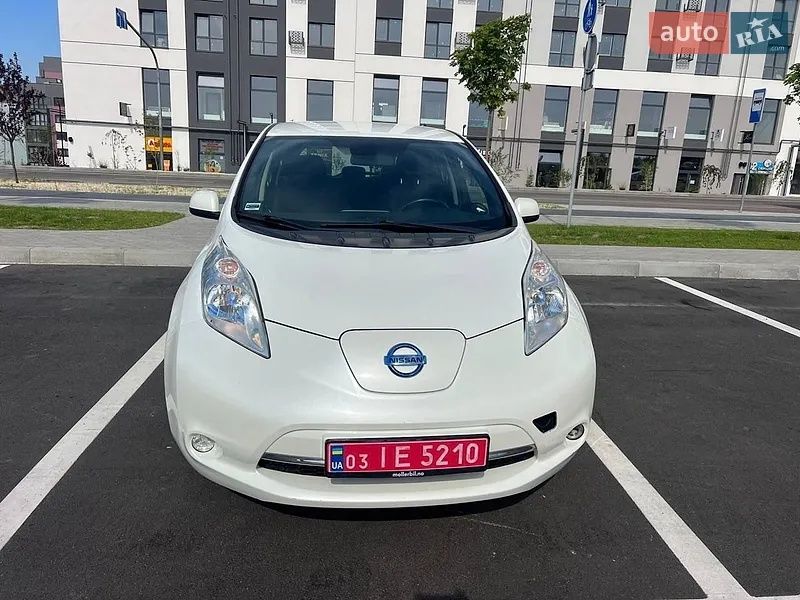 Nissan leaf рестайловий  10/12 поділок свіжий без пробігу з тепловим насосом