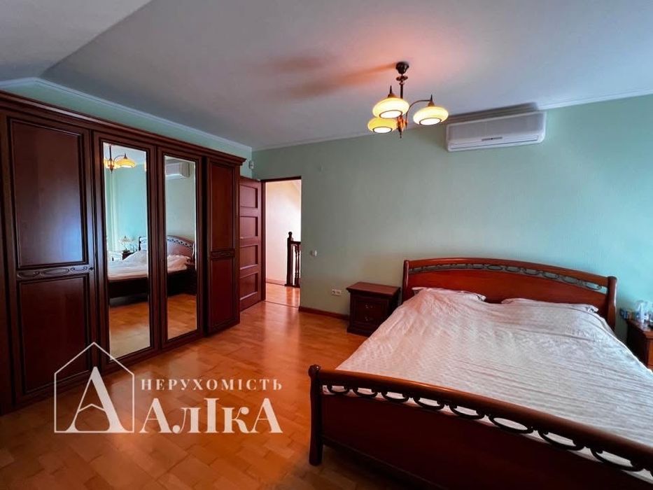 Продам великий маєток в неймовірному місці на березі річки Дністер