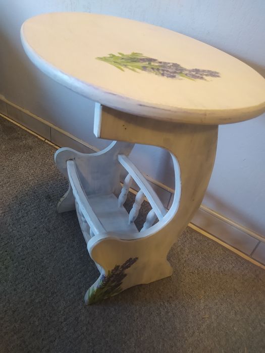 Stoliczek gazetownik