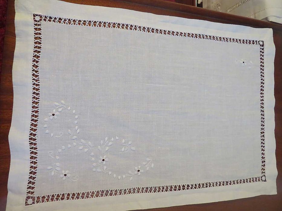 Pano de Tabuleiro em Linho Bordado à Mão – 52 x 37 cm