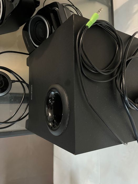 Sistema de som Creative com avaria