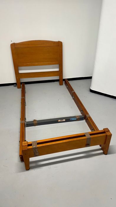 Vendo Cama Solteiro – Com Colchão Incluído!