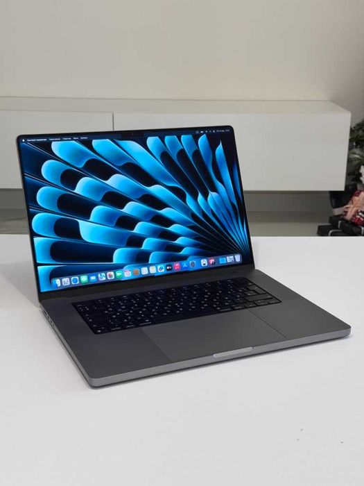 MacBook Pro 16" 2021 M1 Pro 16 gb RAM 512 gb SSD Space 165 циклів