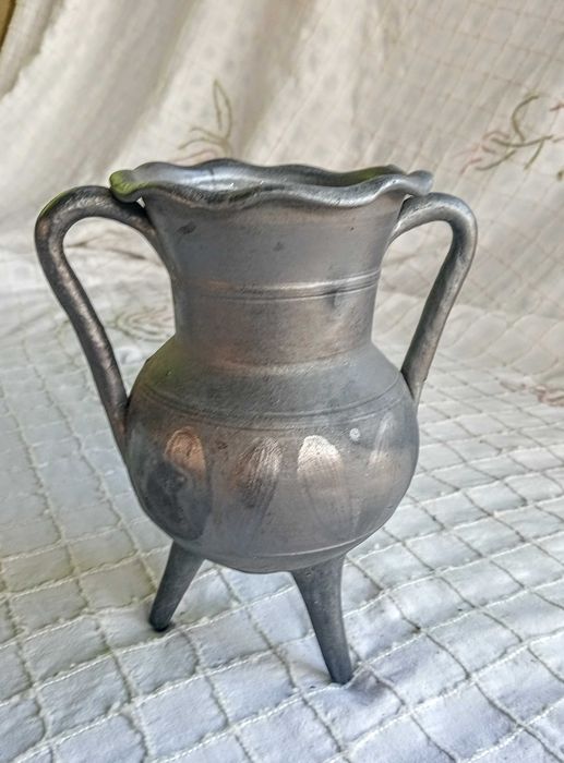 Peça de três pernas de barro negro