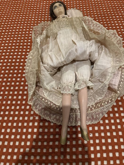 Boneca antiga europeia – corpo em tecido e pernas de porcelana
