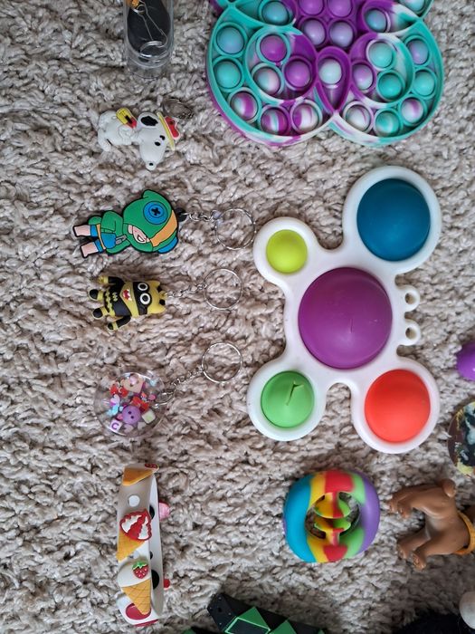 Отдам игрушки поп ит,симпл димпл,пенал единорог,сумка и тд