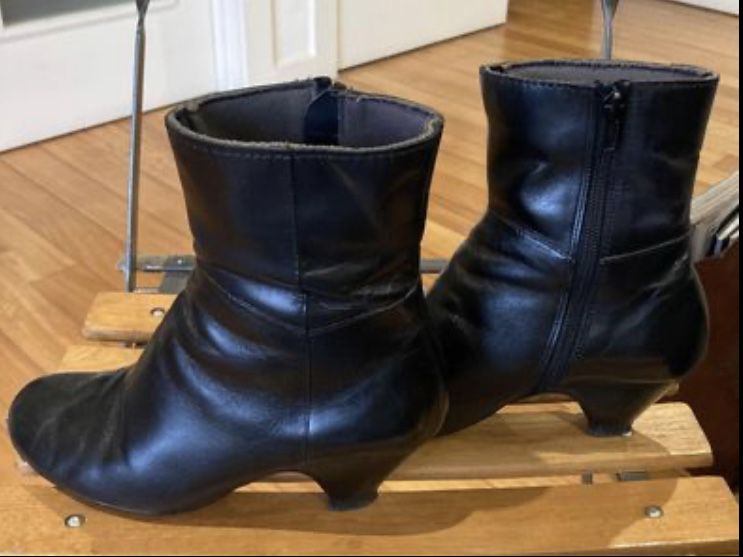 Botas em pele preta.- 36