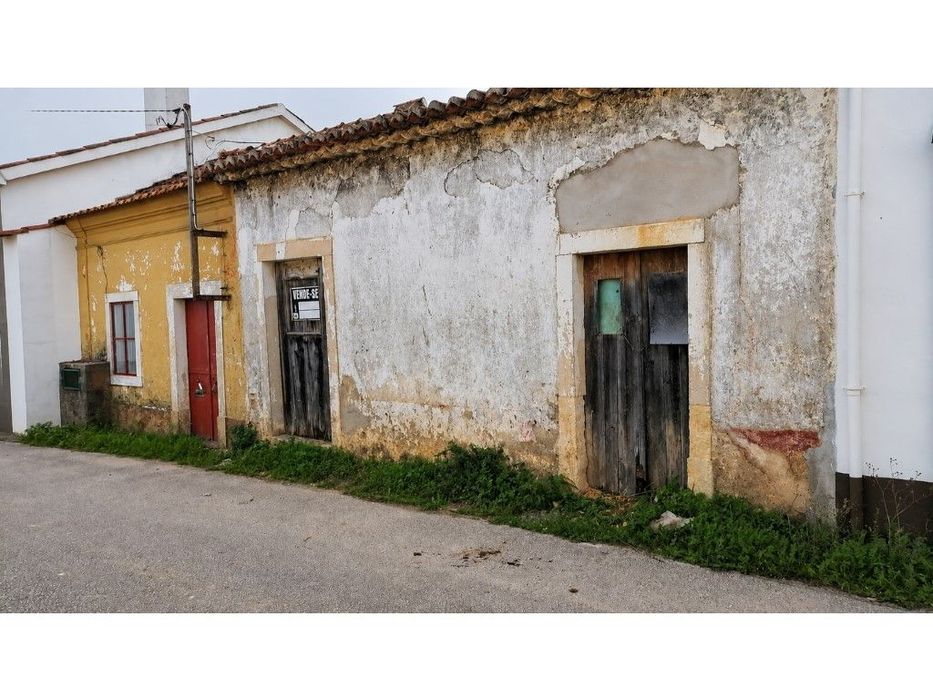 Ruínas com 2 terrenos rústicos em Tomar