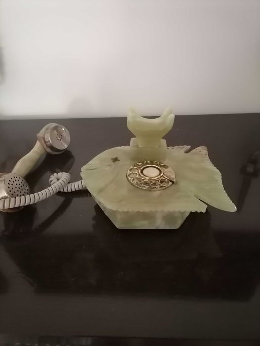 Telefone antigo em mármore