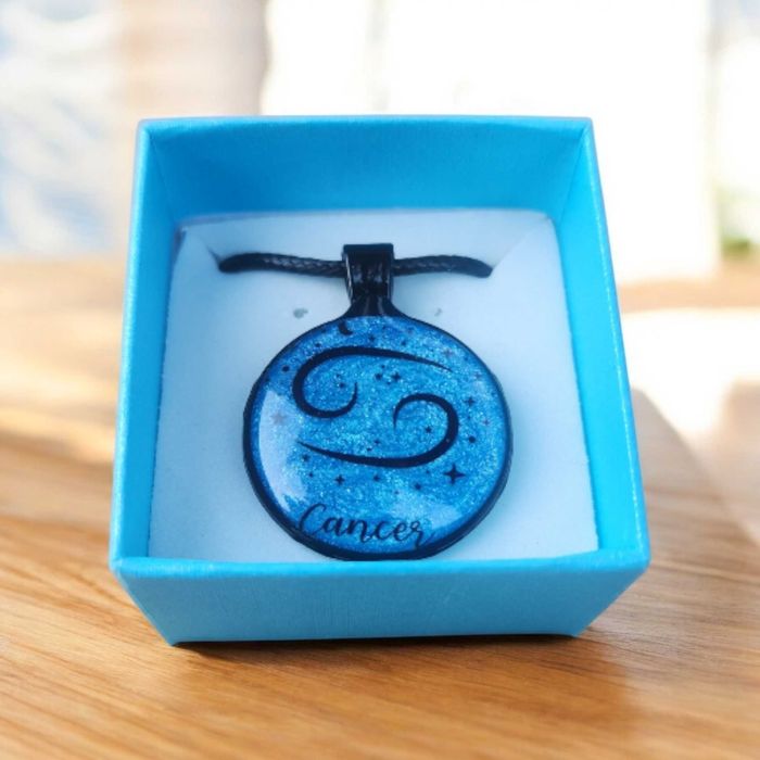 Wisiorek Zodiakalny Rak Cancer – Niebieski Amulet z Żywicy