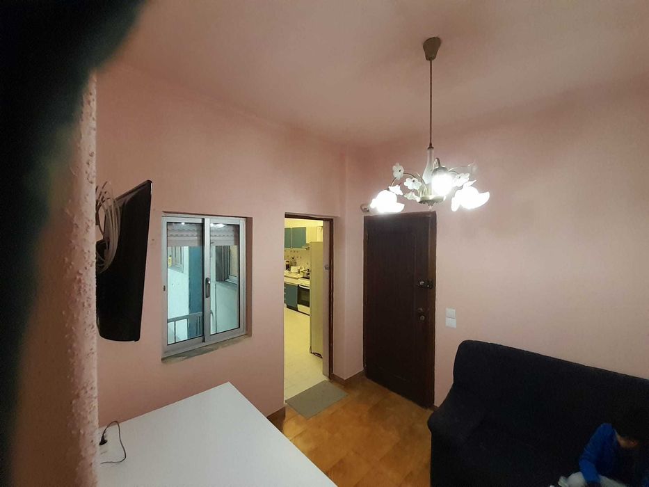 Quarto  em Almada. Romeira. 290 Euros