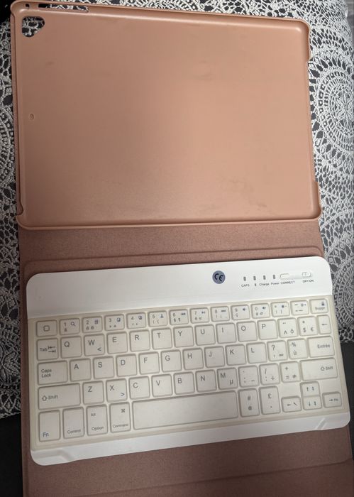 Etui na tablet z klawiaturą