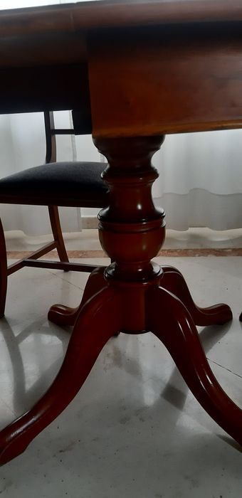Mesa de jantar c/ 4 cadeiras em cerejeira