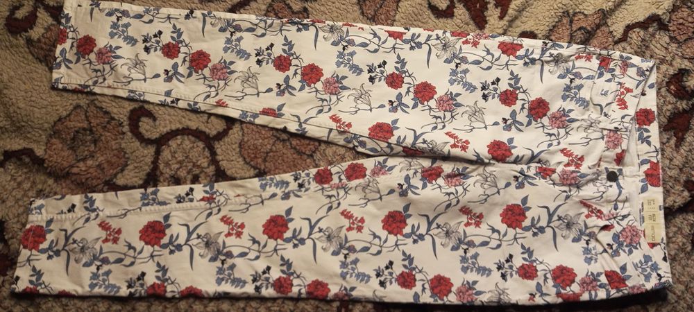 Śliczne spodnie jeansowe w kwiaty.