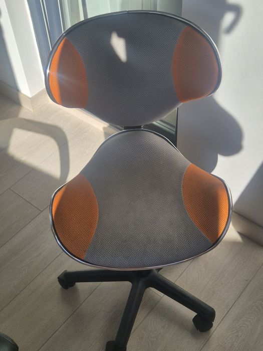 Детское анатомическое компьютерное  кресло FUN DESK