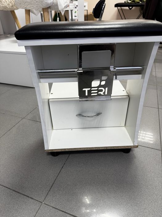 Меблі для студії красу