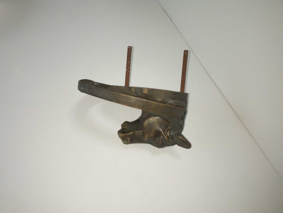 Batente de porta, em forma de cabeça de cavalo e ferradura, em latão