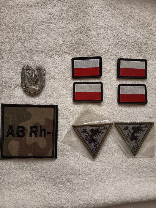 Kolekcja :orzeł, flagi, naszywki.