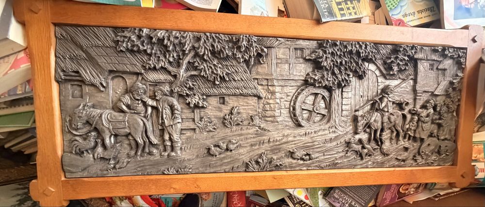 Duża płaskorzeźba metalowa w drewnianej ramie 50 × 120 cm – styl niemiecki